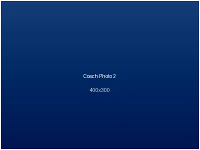 米兰体育前教练展示冠军奖杯照片